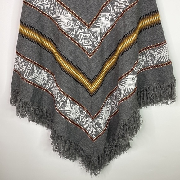Artessanias Inca Wool Southwestern Ecuadorian Gray Poncho - Picture 5 of 9